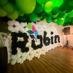 קיר בלונים מיתוגי עם תקרת בלונים