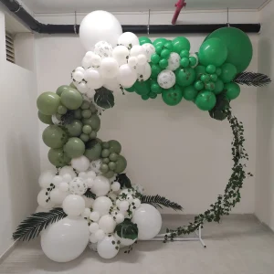 קשת בלונים אורגנית ירוק לבן עם עלים