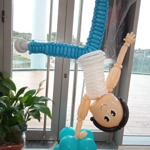 אקרובט מבלונים על עמוד תלת ממדי