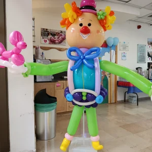 ליצן ענק מבלונים בעיצוב תלת ממדי