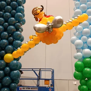 מיצג מטוס בלונים מרחף עם טייס