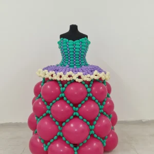 שמלת נשף פיסולית מבלונים