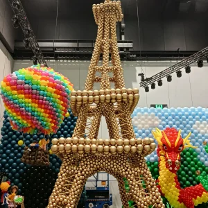 מגדל אייקוני ענק מבלונים