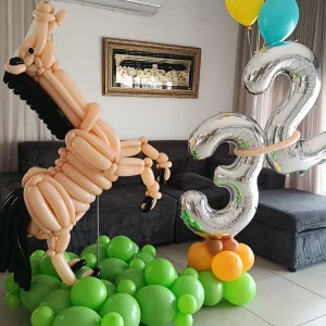 סוס פרא מבלונים עם מספר גיל