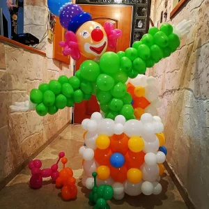 ליצן חגיגי מבלונים עם תוף