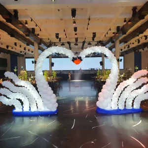 שער ברבורים ענק מבלונים