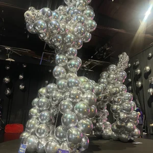 פסל כרום עתידני מבלונים