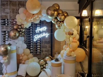 קשת בלונים יוקרתית שמנת זהב