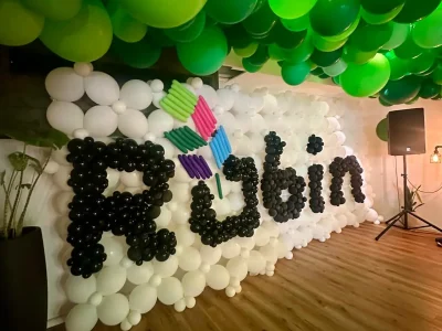 קיר בלונים מיתוגי עם תקרת בלונים